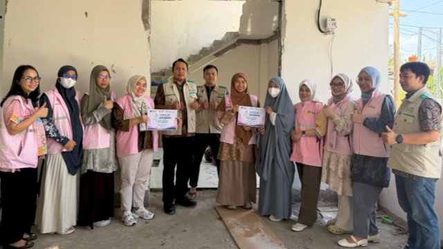 YBM PLN UP2D Sulselrabar bersama Srikandi PLN UP2D Sulselrabar melaksanakan penyaluran bantuan melalui Program Light Up The Dream kepada Rumah Tahfidz Al Furqon. (Foto: Istimewa)