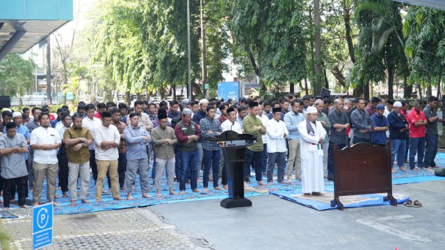 Suasana pelaksanaan Salat Istisqa yang diikuti oleh karyawan di lingkungan PLN UID Sulselrabar, PLN UIP Sulawesi dan PLN UP2B Makssar, Kamis (10/9/2026). (Foto: Istimewa)