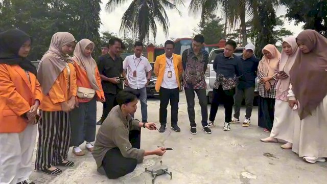 Dosen Universitas Negeri Makassar (UNM) melaksanakan kegiatan Pengabdian kepada Masyarakat (PKM) di SMA Negeri 3 Takalar dengan mendorong pemanfaatan teknologi pemetaan digital melalui penggunaan Unmanned Aerial Vehicle (UAV) atau drone pada pembelajaran Geografi. (Foto: Istimewa)