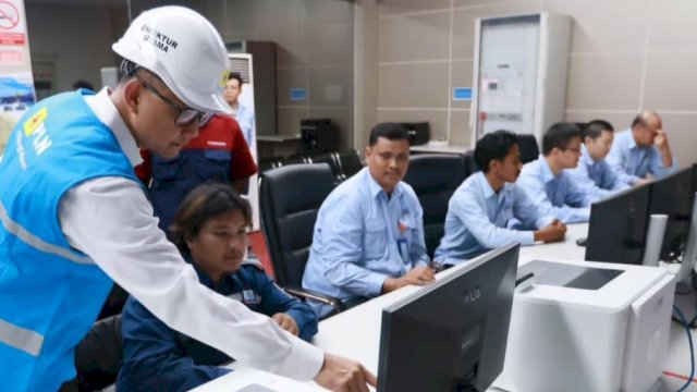 Direktur Utama PLN, Darmawan Prasodjo (kiri) ketika memantau langsung percepatan perbaikan PLTU Jeneponto di Sulawesi Selatan, Senin (14/9/2026). (Foto: Istimewa)