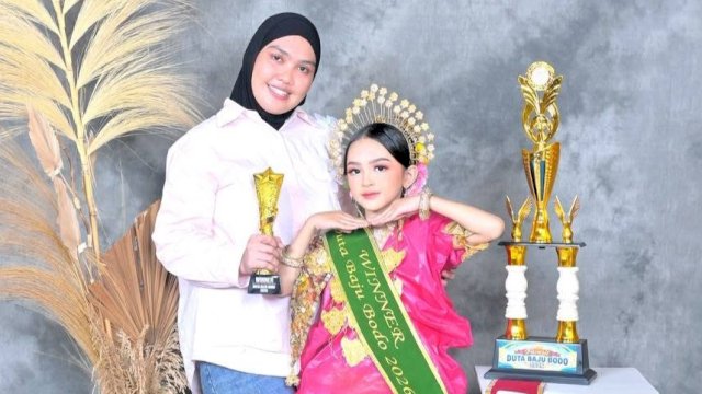 Syafira Aulia Ramadhani bersama sang ibu, Vhika Fitria. (Foto: Istimewa)