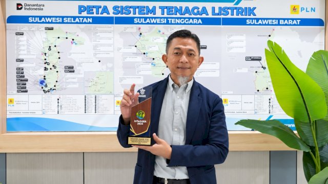 General Manager PLN UID Sulselrabar, Edyansyah, menunjukkan penghargaan Gold InTechSEA Awards 2026 yang diraih melalui program TJSL B-Power. (Foto: Istimewa)
