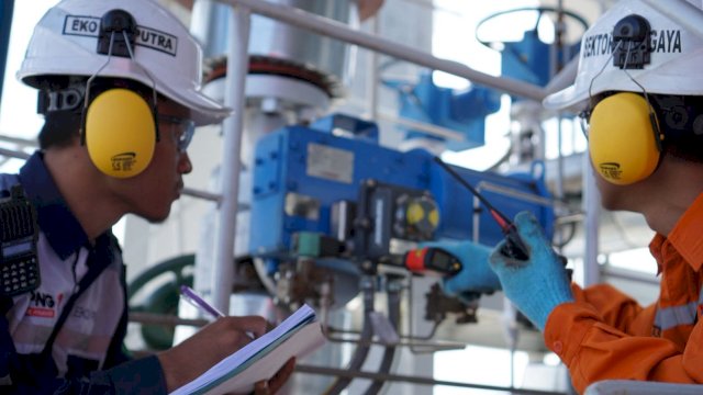 Petugas melakukan pemeriksaan dan pengecekan peralatan pembangkit sebagai bagian dari upaya percepatan pemulihan dan optimalisasi daya mampu pasok Sistem Sulbagsel. (Foto: Istimewa)