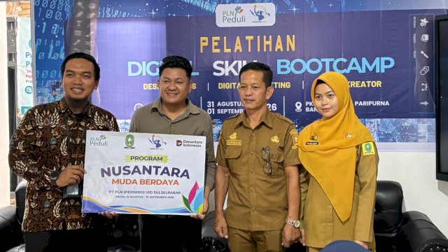 Manager PLN ULP Sinjai, Raden Okhy Lovyanda Saputra, menyerahkan secara simbolis bantuan Program TJSL PLN Peduli Nusantara Muda Berdaya untuk mendukung pemberdayaan masyarakat dan pengembangan potensi ekonomi di Kabupaten Sinjai. (Foto: Istimewa)
