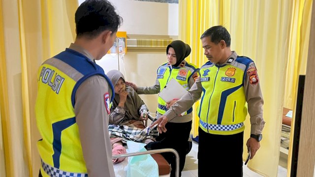 Murniati (tengah) yang menjadi korban kecelakaan dengan truk di Jalan HM Yasin Limpo, Romang Polong, Kecamatan Somba Opu, Kabupaten Gowa, Kamis (17/9/2026). (Foto: Istimewa)