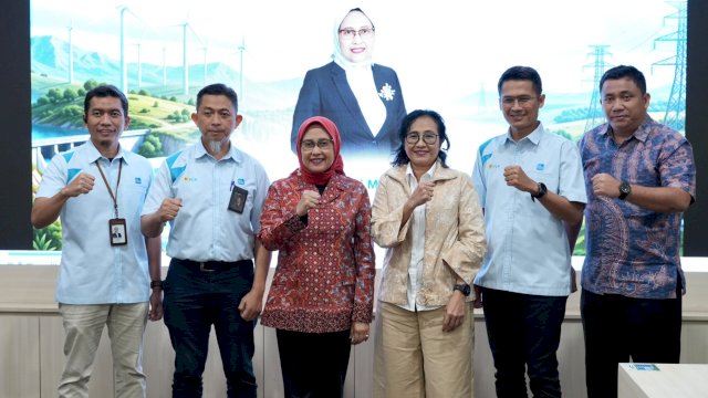 Anggota Pemangku Kepentingan Dewan Energi Nasional (DEN) bersama jajaran manajemen PT PLN (Persero) UID Sulselrabar, UIP Sulawesi, dan UIP3B Sulawesi dalam kunjungan ke PLN UP2B Sistem Makassar, Selasa (15/9/2026). (Foto: Istimewa)