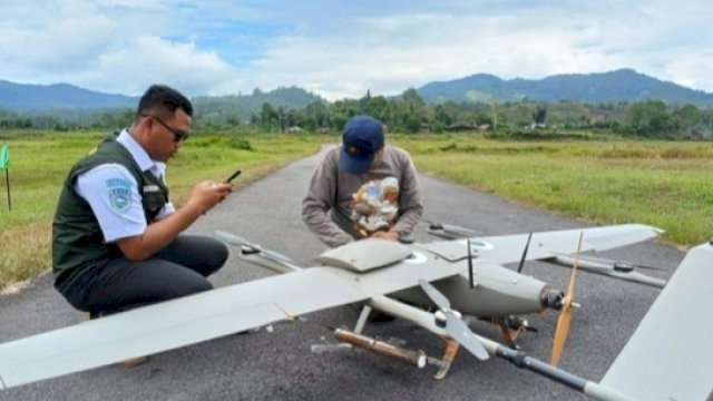 Petugas melakukan pemeriksaan dan persiapan pesawat nirawak (drone) sebelum pelaksanaan Teknologi Modifikasi Cuaca (TMC). (Foto: Istimewa)