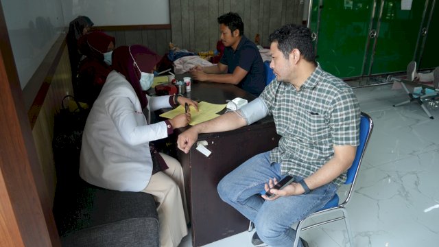 Pegawai PLN UID Sulselrabar mengikuti kegiatan donor darah rutin sebagai wujud kepedulian dan kontribusi nyata untuk membantu sesama. (Foto: Istimewa)