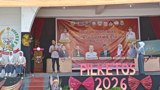 KPU Kabupaten Soppeng mendampingi kegiatan debat calon Ketua dan Wakil Ketua Organisasi Siswa Intra Sekolah (OSIS) SMA Negeri 1 Soppeng periode 2026-2027, Kamis (24/9/2026). (Foto: Istimewa)