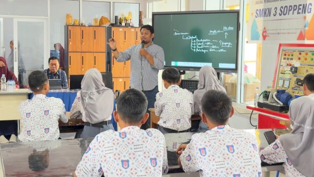 KPU Kabupaten Soppeng menggelar sosialisasi pendidikan pemilih bagi siswa SMK Negeri 3 Soppeng, Kamis (24/9/2026). (Foto: Istimewa)