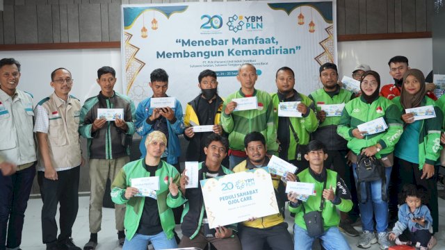PLN UID Sulselrabar melalui YBM PLN menyerahkan bantuan secara simbolis dalam program Ojol Care. (Foto: Istimewa)