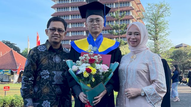 Ilham Ari Fauzi Amir Uskara (tengah) menyatakan kesiapannya untuk mencalonkan diri sebagai Ketua Ikatan Alumni Universitas Indonesia (ILUNI UI) Sulawesi Selatan. (Foto: Istimewa)