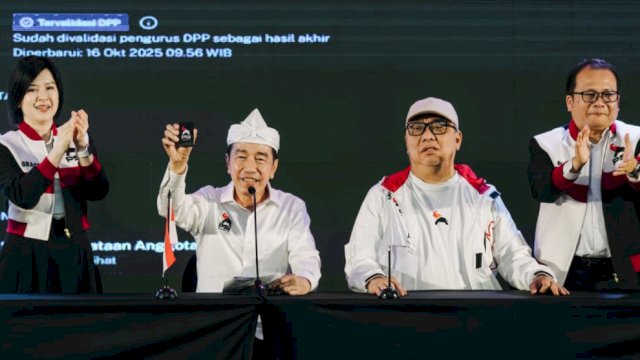 Joko Widodo memperlihatkan KTA sebagai kader PSI saat menghadiri Rapat Koordinasi Daerah (Rakorda) DPD PSI Kota Bandung di Grand Pasundan, Jalan Pasteur, Bandung, Sabtu (26/9/2026). (Foto: Istimewa)