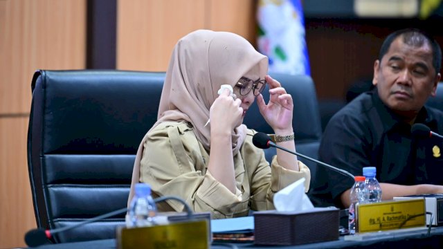Momen Ketua DPRD Sulsel, Andi Rachmatika Dewi meneteskan air mata saat Sekprov Sulsel, Jufri Rahman berpamitan di rapat paripurna DPRD Sulsel, Senin (28/9/2026). (Foto: Humas DPRD Sulsel)