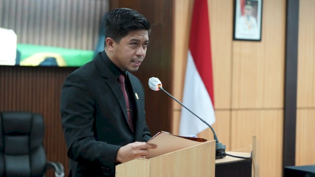 Juru Bicara Fraksi Partai Gerindra DPRD Sulsel, Andi Saiful Misbahuddin saat membacakan pandangan fraksinya dalam rapat paripurna, Senin (28/9/2026). (Foto: Humas DPRD Sulsel)