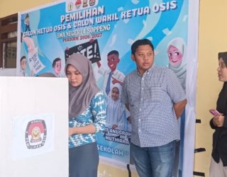 Didik Pemilih Pemula, KPU Soppeng Dampingi Pelaksanaan Pilketos SMAN 4 Soppeng