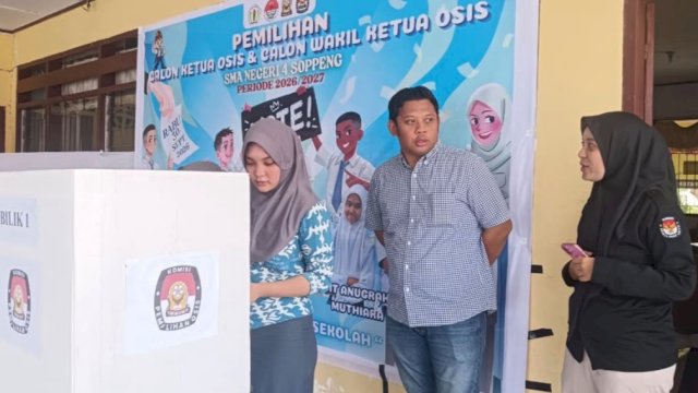 KPU Soppeng memperkuat pendidikan demokrasi bagi pemilih pemula melalui pendampingan PILKETOS UPT SMAN 4 Soppeng, Rabu (30/9/2026). (Foto: Istimewa)