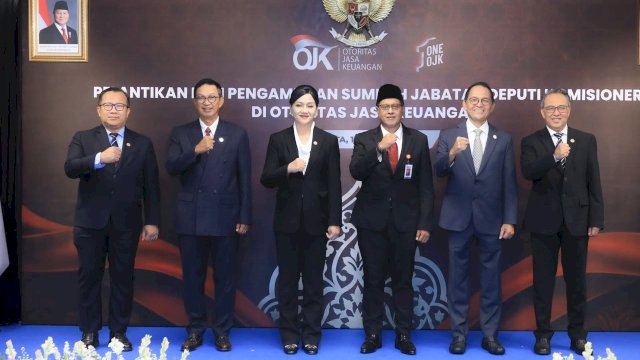 Ketua Dewan Komisioner OJK, Friderica Widyasari Dewi bersama jajaran pimpinan lingkup OJK dan Henry Rialdi sebagai Deputi Komisioner Pengaturan dan Pengawasan BMKS (ketiga kanan) usai dilantik dan dikukuhkan, di Kantor OJK Jakarta, kemarin. (Dok. Otoritas Jasa Keuangan) 