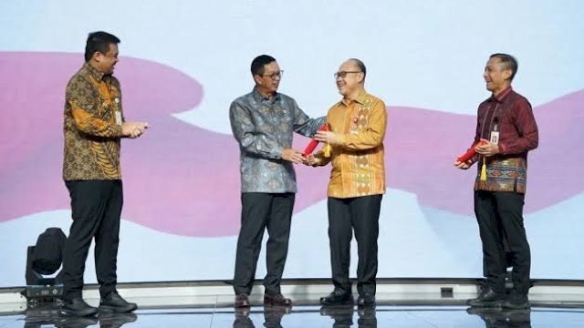 Wakil Ketua Dewan Komisioner Otoritas Jasa Keuangan, Hernawan Bekti Sasongko mengukuhkan dan melantik Triyoga Laksito sebagai Kepala OJK Provinsi Sumatera Utara, di Aula Raja Inal Siregar, Kantor Gubernur Sumatera Utara, kemarin. (Dok. Istimewa) 