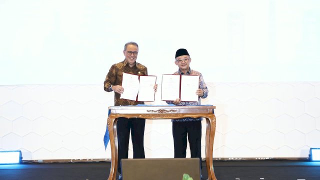 Kepala Eksekutif Pengawas Perilaku Pelaku Usaha Jasa Keuangan, Edukasi, dan Pelindungan Konsumen OJK, Dicky Kartikoyono bersama Menteri Pendidikan Dasar dan Menengah Republik Indonesia Abdul Mu&rsquo;ti (kiri ke kanan) usai melakukan penandatanganan kerjasama dalam memperkuat literasi keuangan di lingkungan pendidikan yang berlangsung di Puncak ISFO 2026, di Aula Kemendikdasmen, Jakarta, belum lama ini. (Dok. Otoritas Jasa Keuangan) 