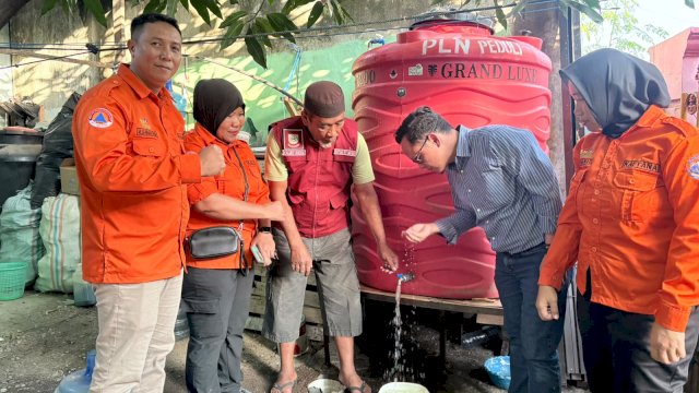 PLN UIP Sulawesi bersama Satgas KALTANA meninjau sarana penampungan air berupa tandon di RW 02 RT 05 Kelurahan Kaluku Bodoa sebagai bagian dari dukungan penguatan kesiapsiagaan masyarakat menghadapi risiko kekeringan. (Dok. Humas PLN UIP Sulawesi)