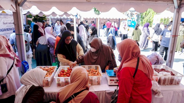Bank Indonesia Sulawesi Selatan melaksanakan Gerakan Pangan Murah di Halaman Kantor Camat Tallo. Kegiatan ini sebagai upaya memperkuat stabilitas harga pangan dan daya beli masyarakat. (Dok. Humas BI Sulsel) 