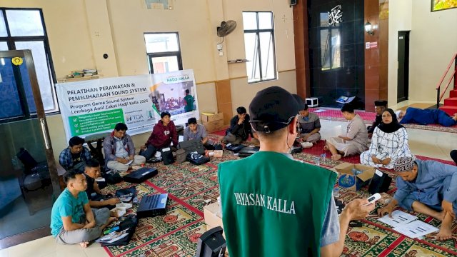 Tim Islamic Care LAZ Hadji Kalla menggelar pelatihan pemasangan dan maintenance sound system di Masjid Ridhatul Jannah, Jalan Metro Tanjung Bunga, Lorong 300, Kecamatan Tamalate, Kota Makassar, beberapa waktu lalu. (Dok. LAZ Hadji Kalla) 