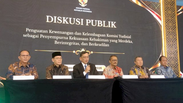 Dari kiri ke kanan: Sekretaris Jenderal Komisi Yudisial, Mulyadi, Sekretaris Jendral MUI, Buya Amirsyah Tambunan, Ketua Komisi Yudisial, Prof. KPA Abdul Chai Ramadhan, Komisioner Komisi Yudisial, Andi Muhammad Asrun, Guru Besar Hukum dan Ketatanegaraan, Universitas Pembangunan Nasional Veteran, Prof Taufiqurrohman, serta Guru Besar Ilmu Hukum, Universitas Al Azhar Indonesia, Prof. Suparji Achmad, dalam Prescon usai pembukaan Diskusi Publik Komisi Yudisial, di Ballroom Aston Makassar, Kamis, (01/10/2026). (Dok. Chaerani/Republiknews.co.id) 