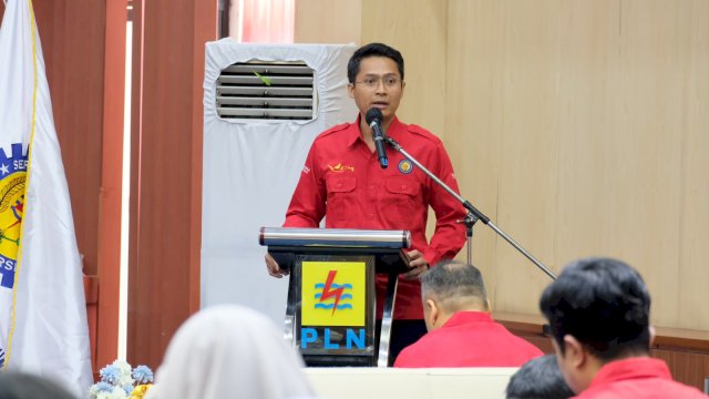 General Manager UIP Sulawesi, I Gusti Made Aditya San Adinatha, memberikan sambutan sekaligus membuka MUSDALUB 2026 DPD SP PLN UIP Sulawesi, di Makassar, Jumat, (02/10/2026). (Dok. Humas PLN UIP Sulawesi) 