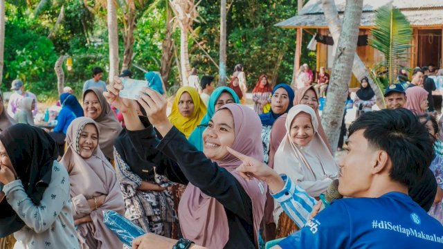 Warga Desa Mattiro Ujung, Kecamatan Liukang Tupabbiring saat melakukan penukaran uang yang dilaksanakan BI Sulsel melalui program EWAKO KAPOPOSANG, beberapa waktu lalu. (Dok. Humas BI Sulsel) 