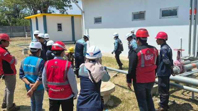 Tim pengawas K3 dan personel PLN memberikan pengarahan serta mengevaluasi kesiapan pekerja sebelum melakukan aktivitas konstruksi proyek SUTT 150 kV Palu 3&ndash;Tambu guna meminimalkan potensi risiko kecelakaan kerja. (Dok. Humas PLN UIP Sulawesi)