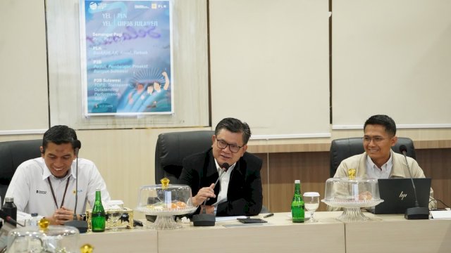 Dewan Komisaris PT PLN (Persero) Jisman Parada Hutajulu (tengah) memberikan arahan dalam kunjungan kerja di Kantor UP2B Makassar, Senin (5/10/2026). (Dok. Humas PLN UIP Sulawesi) 