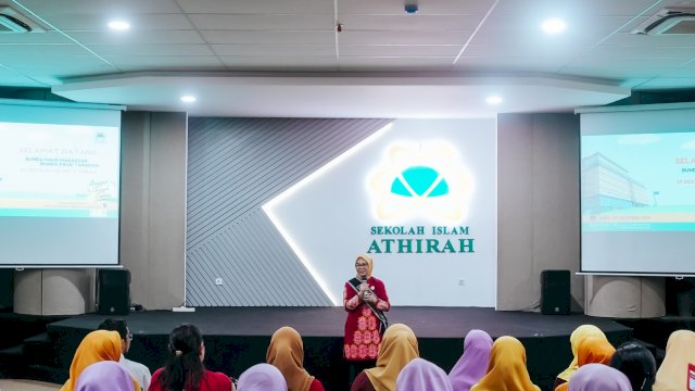 Bunda PAUD sekaligus Ketua TP PKK Kota Tarakan, Sitti Rujiah Khairul, bersama rombongan saat melakukan studi tiru terkait layanan PAUD yang diterapkan Sekolah Islam Athirah, kemarin. (Dok. TK Islam Athirah Makassar) 
