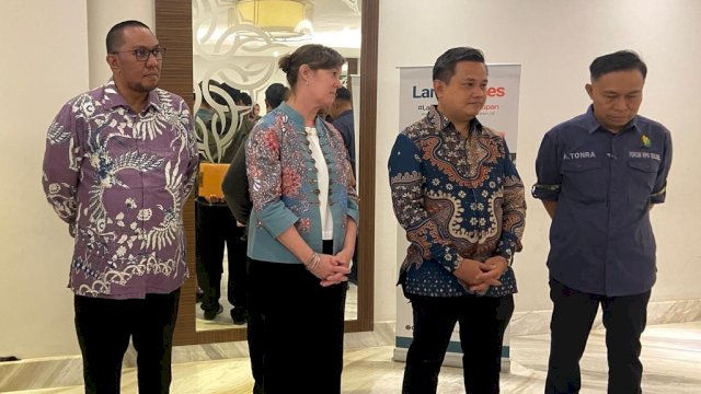 Dari kiri ke kanan: Direktur ICRAF Indonesia, Andree Ekadinata, Kepala Kerjasama Pembangunan Kanada, Global Affairs Canada, Alice Birnbaum, dan Kepala Dinas Lingkungan Hidup dan Kehutanan (DLHK) Sulsel, Kasman, di sela-sela Prescon Penutupan Program Land4Lives ICRAF Indonesia, di Hotel Four Point by Sheraton Makassar, Kamis, (08/10/2026). (Dok. Istimewa) 