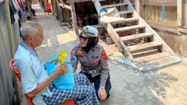 Kanit Kamsel Satlantas Polres Bulukumba, Ipda Nuraeni saat menyapa warga. [Ist]