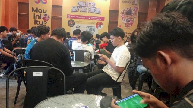 Sejumlah gamers di Makassar mengikuti Unlimited Battle Area yang support jaringan 5G di Van Sky Cafe, Jalan Baji Pamai Makassar, kemarin. (Dok. Chaerani/Republiknews.co.id)