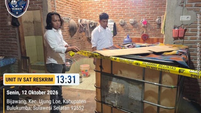 Polisi memasang Police Line pada temuan dugaan penimbunan ribuan BBM Subsidi jenis Solar di Bulukumba. [Doc. Satreskrim Polres Bulukumba]