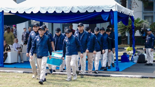 Tim on board dari 15 Pejuang Rupiah Bank Indonesia yang akan bertugas dalam Ekspedisi Rupiah Berdaulat Sulawesi Selatan 2026. Program pendistribusian Rupiah layak edar ini dilakukan BI Sulsel bersama TNI AL dengan menjangkau pulau di wilayah 3T. (Dok. Humas BI Sulsel) 