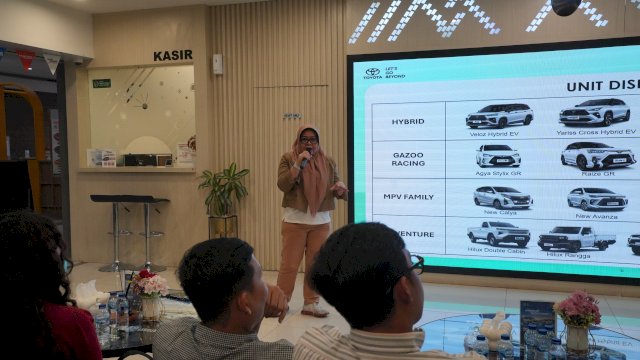 Marketing Manager Kalla Toyota, Amelia Amin saat menjelaskan program "Toyota Auto Show 2026" yang berlangsung di Atrium Mal Ratu Indah (MaRI) mulai 15 hingga 25 Oktober 2026. (Dok. Kalla Toyota) 