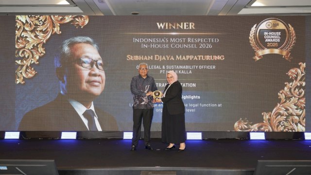 Chief Legal & Sustainability Officer KALLA, Subhan Djaya Mappaturung, menerima penghargaan Indonesia&rsquo;s Most Respected In-House Counsel 2026 untuk kategori Transportation dalam ajang IHCA 2026 di Nusa Dua Bali, 8&ndash;9 Oktober 2026 lalu. (Dok. Istimewa)