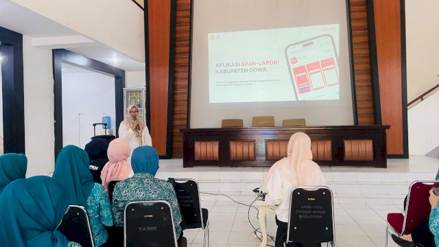 Kepala Bidang Komunikasi Publik Diskominfo-SP Gowa, Dhyni Widyaswari Dwiputri saat memberikan sambutan pada sosialisasi bersama pengurus TP PKK Kabupaten Gowa dan Ketua TP PKK Kecamatan se-Kabupaten Gowa, di Gedung PKK Kabupaten Gowa, kemarin. (Dok. Humas Gowa) 