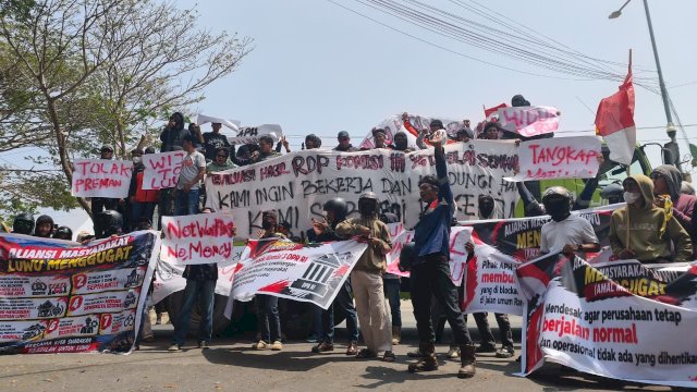 Ket: Aliansi Masyarakat Luwu Menggugat menggelar aksi unjuk rasa di tiga lokasi