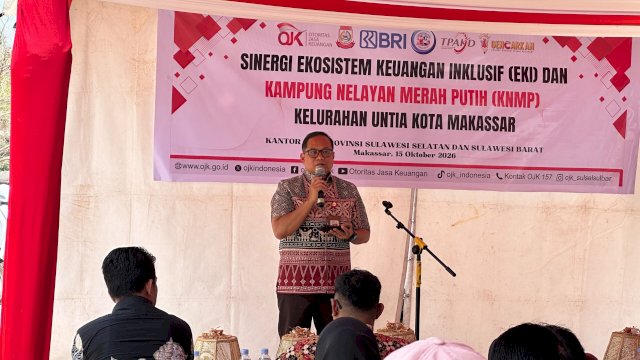 Kepala OJK Sulselbar, Moch. Muchlasin saat memberikan sambutan pada Edukasi Keuangan program EKI dan KNMP, di Kelurahan Untia, Makassar, Kamis, (15/10/2026). (Dok. OJK Sulselbar) 