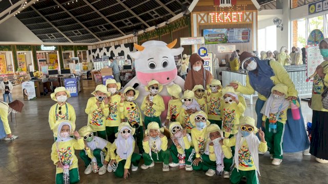 Puluhan siswa TK Islam Athirah Racing Centre dalam Field Trip bertajuk &ldquo;Diary Land Discovery: Little Steps, Big Adventures!&rdquo;, di Dairyland Farm Theme Park Gowa, Kabupaten Gowa, Kamis (15/10/2026). (Dok. Sekolah Islam Athirah) 