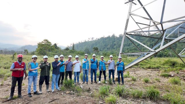 Koordinasi antara tim proyek oleh Senior Manager OPK II PLN UIP Sulawesi, Ndaru Seto Widiatmoko untuk memastikan percepatan pekerjaan pembangunan berjalan SUTT 150 kV Bungku-ACN sesuai target dengan tetap mengutamakan keselamatan kerja dan mutu konstruksi. (Dok. Humas PLN UIP Sulawesi) 