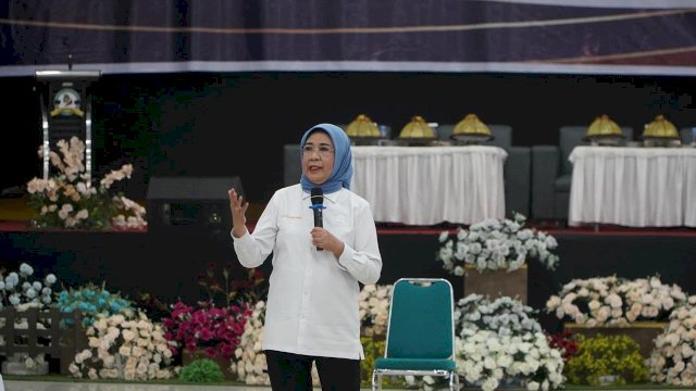 Anggota Komisi XI DPR RI, Andi Yuliani Paris menjadi pembicara dalam Edukasi Keuangan yang laksanakan OJK Sulselbar di Kabupaten Soppeng, Senin, (19/10/2026). (Dok. OJK Sulselbar) 