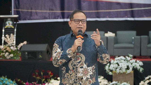 Kepala OJK Sulselbar, Moch. Muchlasin saat menghadiri Edukasi Keuangan bertajuk &ldquo;Masyarakat Cerdas Finansial Menuju Kesejahteraan Ekonomi yang Inklusif dan Berkelanjutan&rdquo;, di Kabupaten Soppeng, Senin, (19/10/2026). (Dok. OJK Sulselbar) 