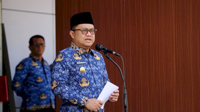 Ptl Bupati Gowa, Darmawangsyah Muin saat memimpin Upacara Hari Kesadaran Nasional, di Lapangan Kantor Bupati Gowa, Senin (19/10/2026). (Dok. Humas Gowa) 