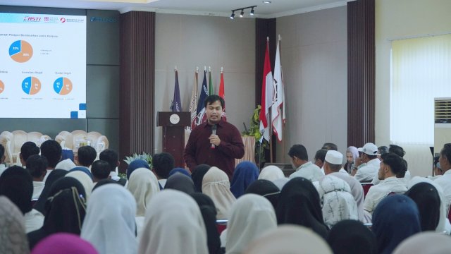 Asisten Manajer Madya Divisi Pengawasan Perilaku Pelaku Usaha Jasa Keuangan, Edukasi dan Pelindungan Konsumen, OJK Sulselbar, Inci Muhammad Darmawan, saat menyampaikan materi pada Edukasi Keuangan OJK Sulselbar bersama DPR RI bertajuk &ldquo;Masyarakat Cerdas Finansial Menuju Kesejahteraan Ekonomi yang Inklusif dan Berkelanjutan&rdquo;, di Kabupaten Bone, kemarin. (Dok. OJK Sulselbar) 