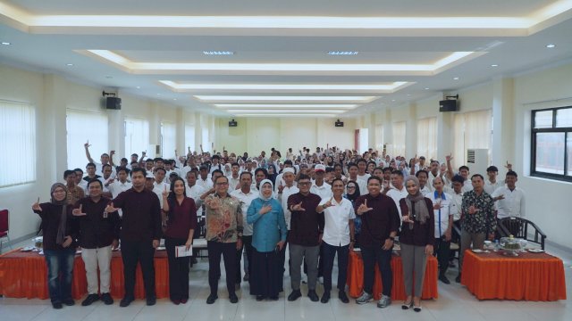 Kepala OJK Sulselbar, Moch. Muchlasin bersama Anggota Komisi XI DPR RI, Andi Yuliani Paris (tengah) dan sejumlah Tim OJK Sulselbar saat menghadiri Edukasi Keuangan di Kabupaten Bone, kemarin. (Dok. OJK Sulselbar) 